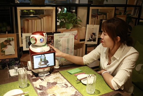 小白智能科技（长春）股份有限公司——小白人餐桌智媒188bet金宝搏·中国官网体机器人(图3)